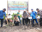 Cegah Abrasi di Pesisir Kabupaten Siak, Polres Bersama Pemerintah Kampung Tanam 7000 Bibit Mangrove