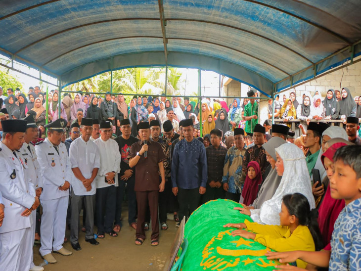 Pj Bupati Kampar Lepas Jenazah Khairul Amri Kepala Desa Batu Lagka Kecil