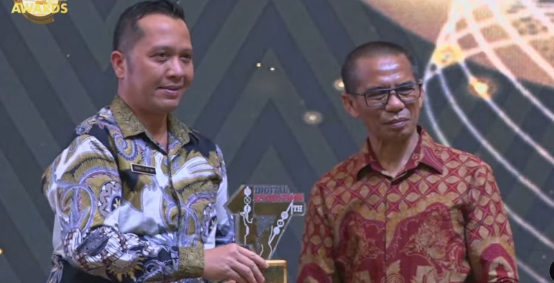 Bupati Rohil Afrizal Sintong Terima Tribun Digital Award