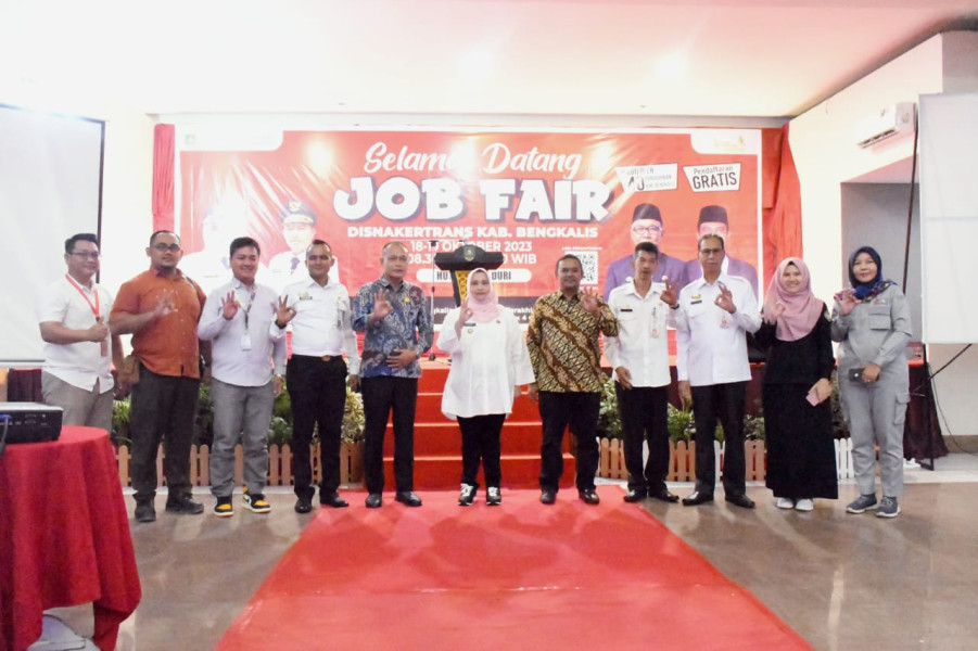 Buka Bursa Kerja, Bupati Kasmarni Ingin Tenaga Kerja Lokal Hidup Maju dan Sejahtera