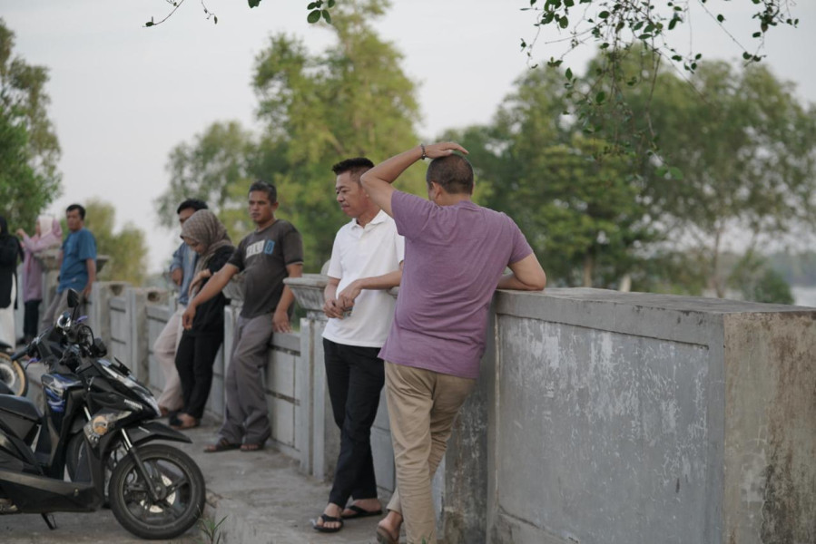 Gagal Konstruksi, Bupati Rohil Tinjau Jembatan Parit Atmo Bagansiapiapi yang Hampir Rubuh