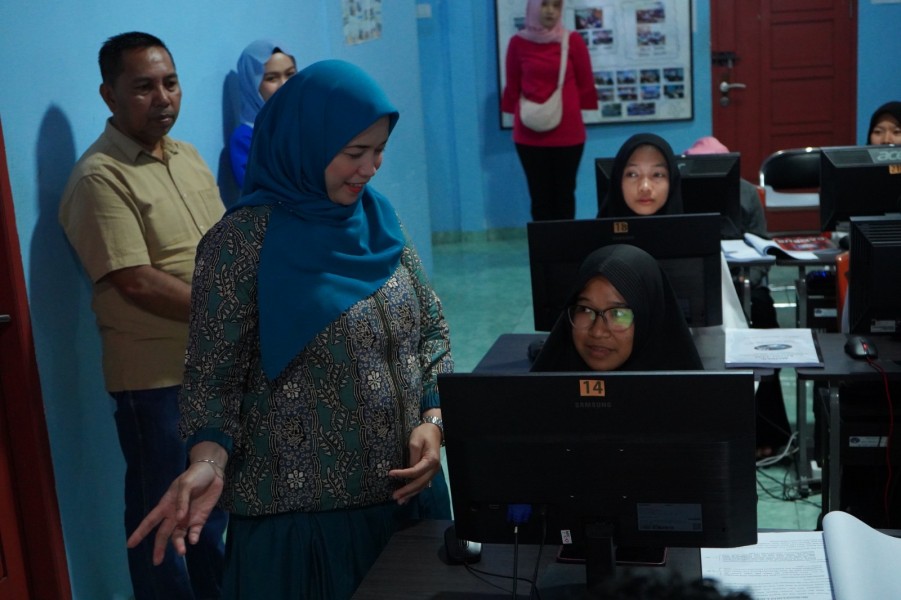 Penjabat Ketua TP PKK Indragiri Hilir Kartika Sari Erisman Tinjau PKBM Melati Indah di Sungai Beringin