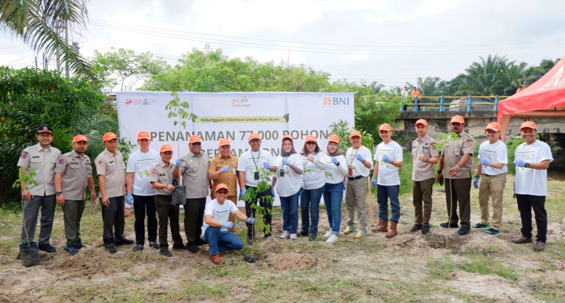 BPBD Pekanbaru dan BNI Tanam 100 Pohon Trembesi