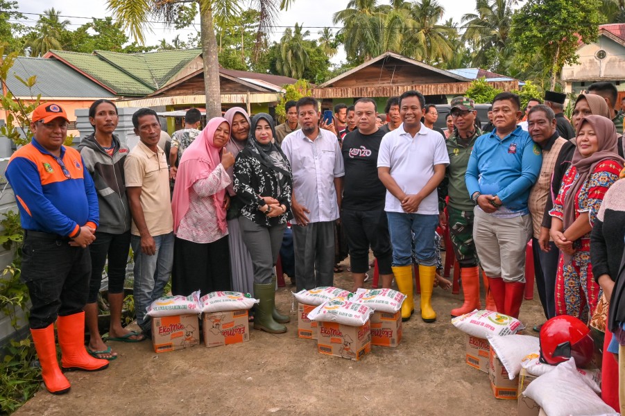 Pemkab Rohil Salurkan Bantuan Sembako untuk Warga Terdampak Banjir di Jalan Pelabuhan Baru