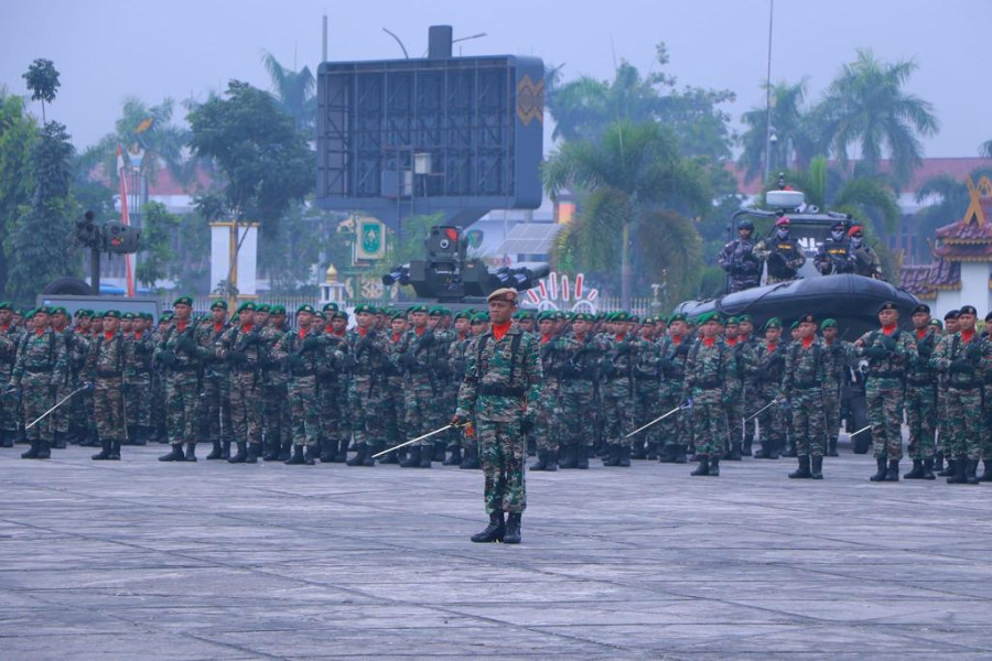 Pj Wali Kota Pekanbaru Saksikan Parade dan Defile Pasukan TNI-Polri