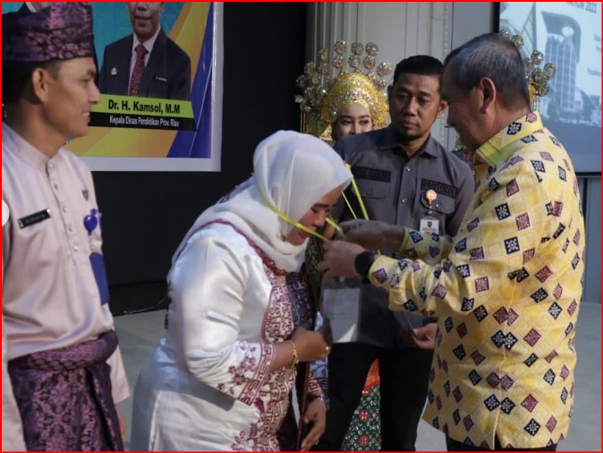 Gubri Buka Rakor Kepala Sekolah SMA SMK dan SLB Provinsi Riau