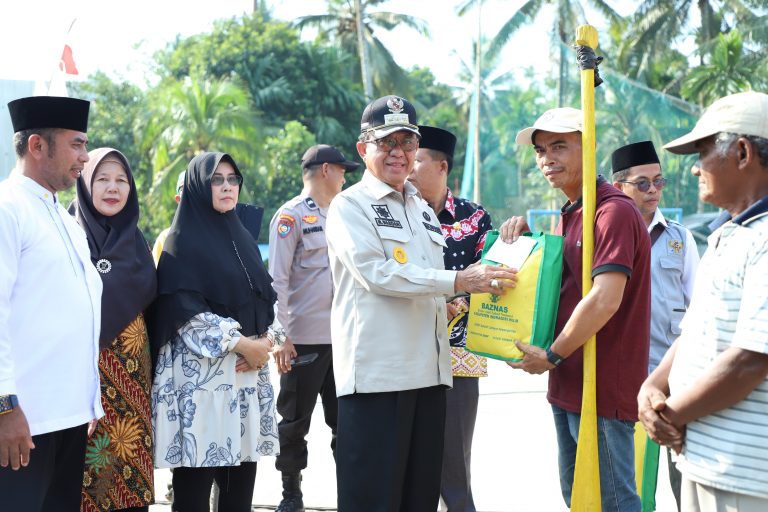 Bupati Serahkan 45 Perahu Nelayan Zakat Produktif Baznas Inhil
