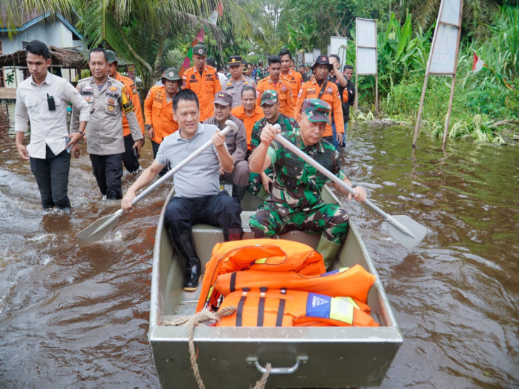 Bersama Danrem, Pj Bupati Kampar Tinjau Beberapa Rumah Terendam Banjir di Kualu