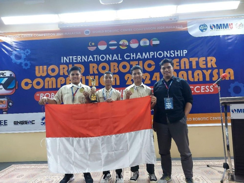 Tim Robotik MAN 1 Pekanbaru Raih Medali Emas di Ajang Kompetisi Robot Internasional Malaysia