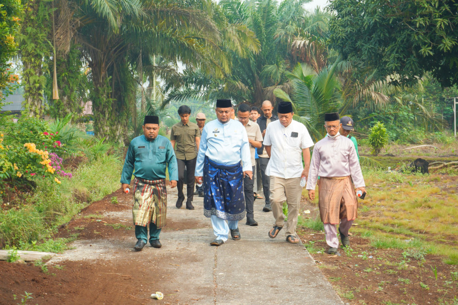 Wabup Syamsurizal Serahkan Bantuan untuk Lansia dan Disabilitas di Sungai Apit