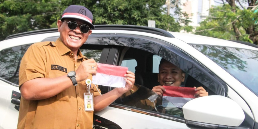 Sambut HUT RI, Pemkab Rohul Bagikan Bendera Merah Putih ke Pengendara