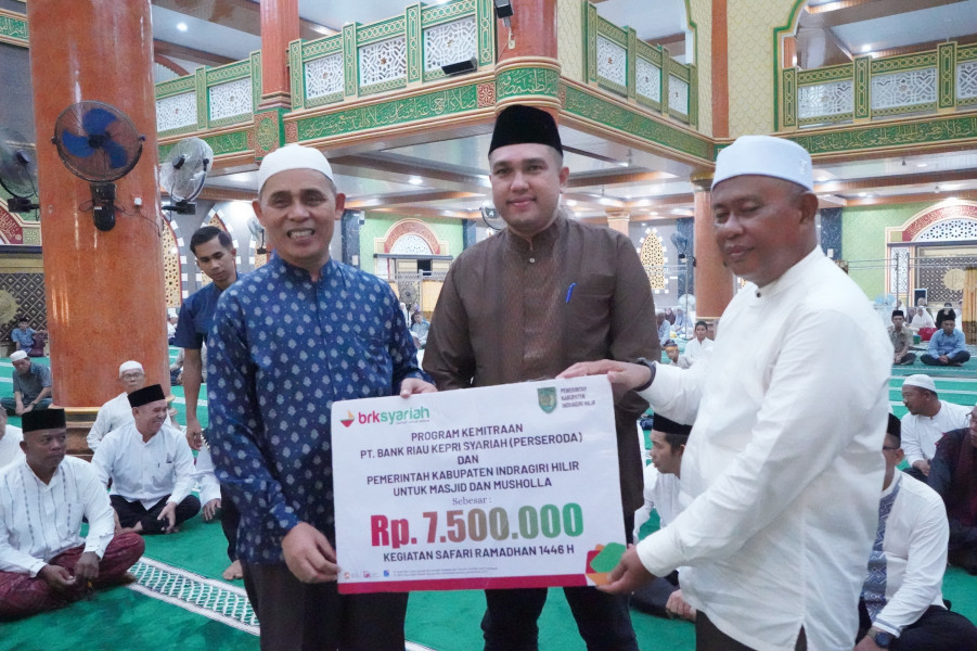 Bupati Herman Safari Ramadhan di Pulau Kijang, Kukuhkan Pengurus Masjid dan Serahkan Bantuan