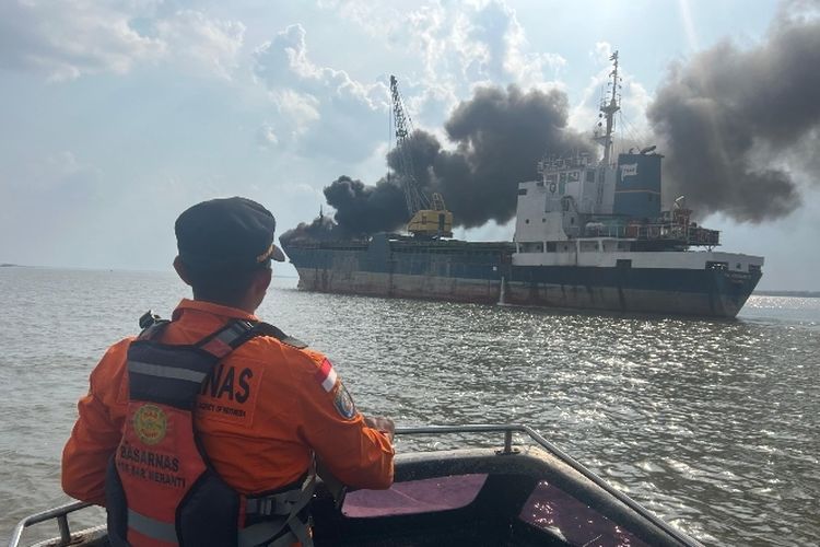 Kapal Bermuatan Sagu Terbakar di Perairan Kepulauan Meranti