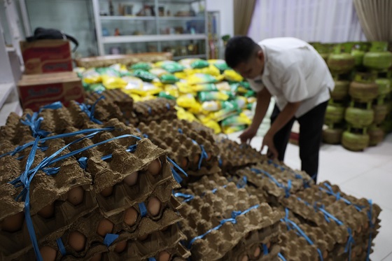 PTPN IV Regional III Salurkan 1.000 Paket Sembako Kepada Korban Bencana Alam Tanah Datar, Sumatera Barat