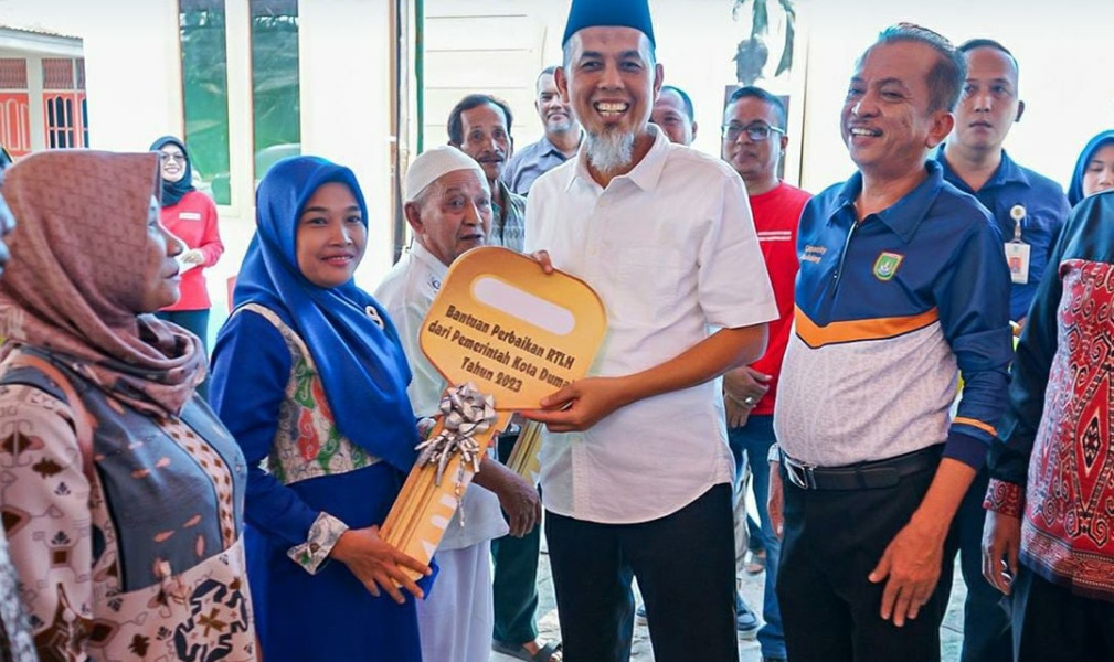 Wako Serahkan Secara Simbolis 5 Bantuan Rumah Layak Huni dari Pemprov Riau Dan APBD Kota Dumai