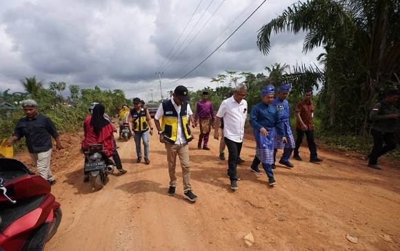 Gubri Abdul Wahid Tinjau Pembangunan Jalan Tembilahan–Kuala Saka