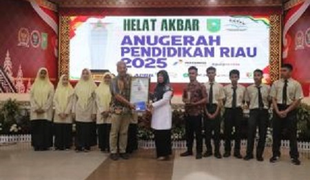 Robotik MAN 1 Pekanbaru Raih Terbaik 1 di Anugerah Pendidikan Riau 2025