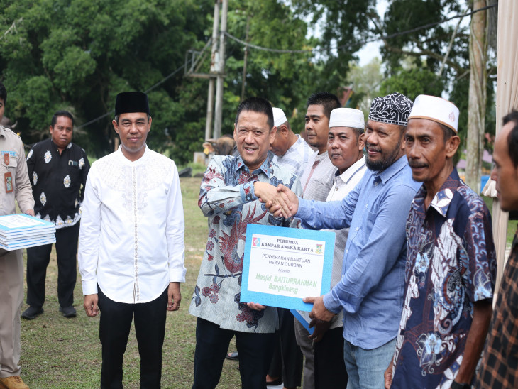 Pj Bupati Serahkan 13 Ekor Hewan Kurban CSR Perumda Kampar Aneka Karya
