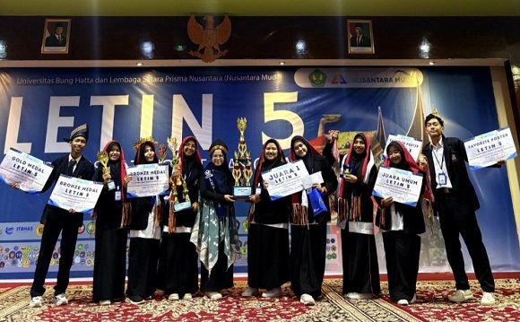 MAN 1 Kuansing Raih Juara Umum dalam Lomba Esai Nasional 2025