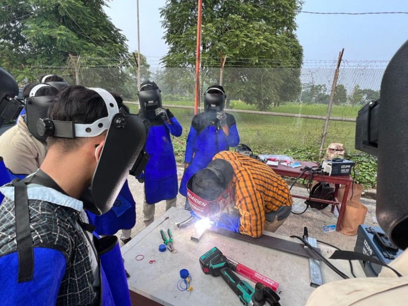 Masyarakat Desa Talang Mandi Mandau Diberi Pelatihan Welder Juru Las