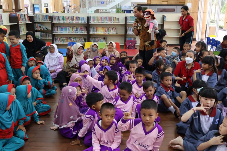 Dispersip Riau Terima Kunjungan Anak-anak dari 6 Sekolah