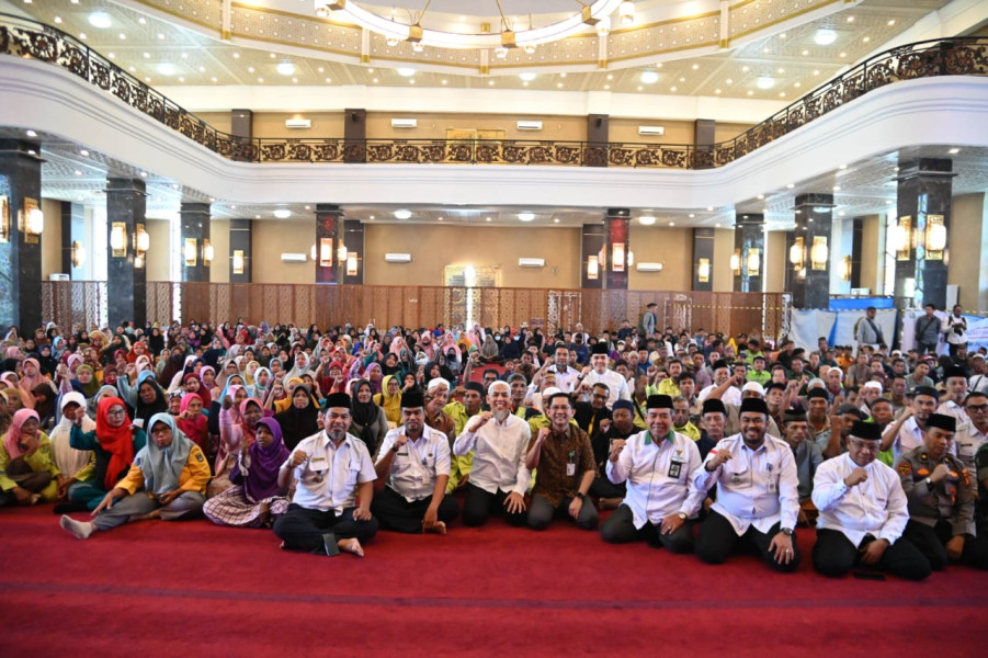 Wako Paisal Salurkan Bantuan Imam Gharim dan Guru Ngaji di Dumai