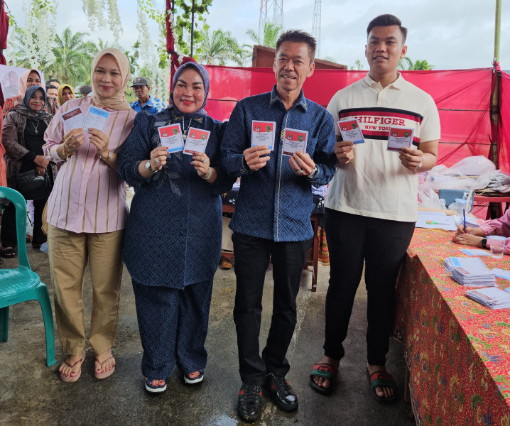 Bersama Keluarga, Bupati Rohil Afrizal Sintong Gunakan Hak Pilih di TPS 02 Sintong Bakti