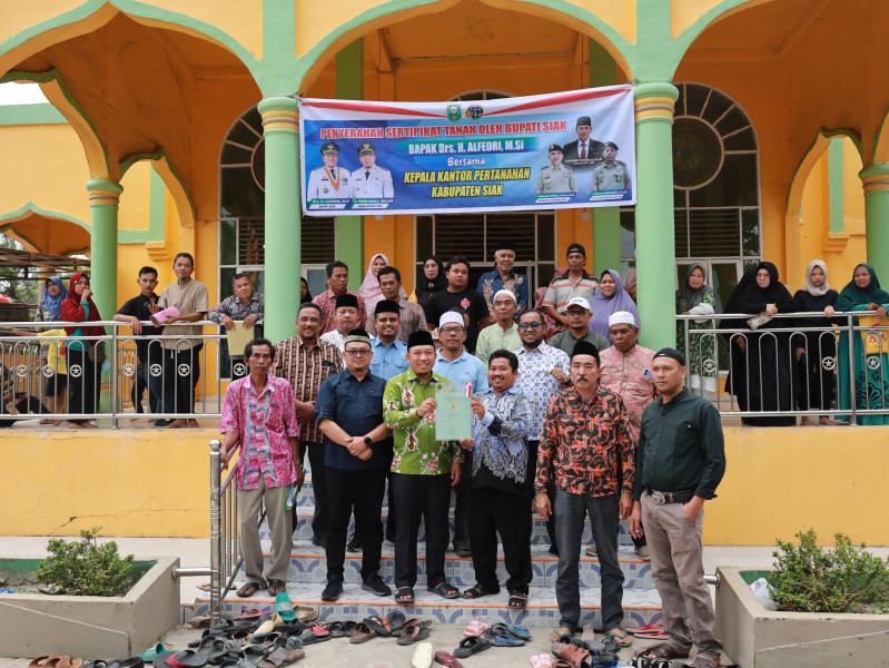 Masyarakat Kecamatan Kandis Terima 868 Sertifikat Program PTSL