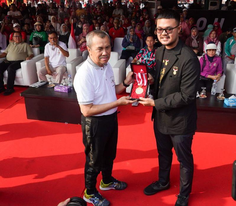 Penjualan Mie Goreng Sagu Terbanyak, Gubri Syamsuar Raih Rekor MURI