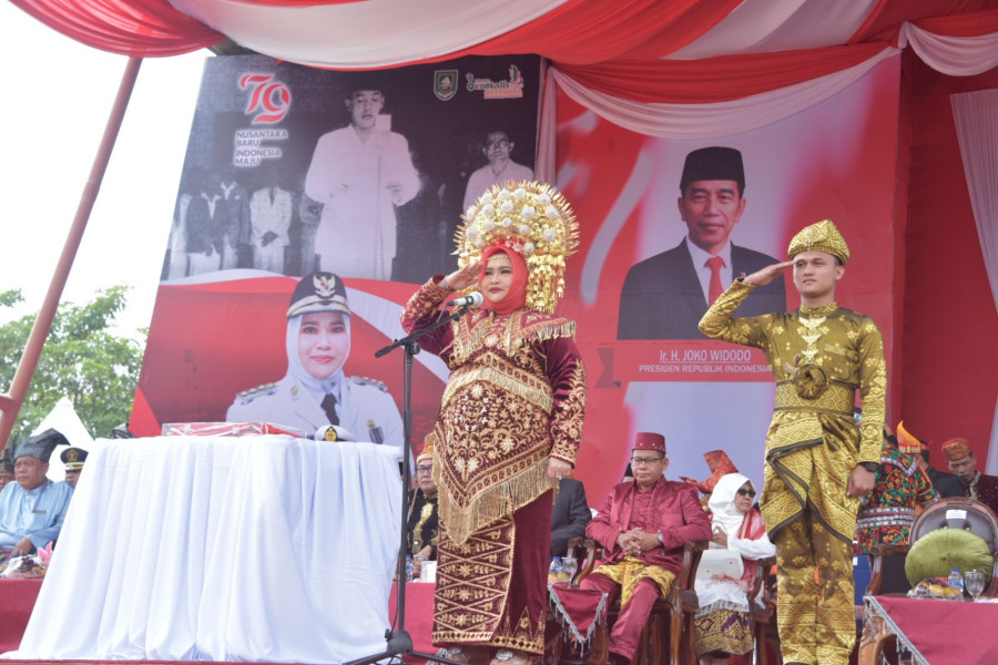 Upacara HUt RI di Bengkalis, Bupati Kasmarni Kenakan Pakaian Adat Minang
