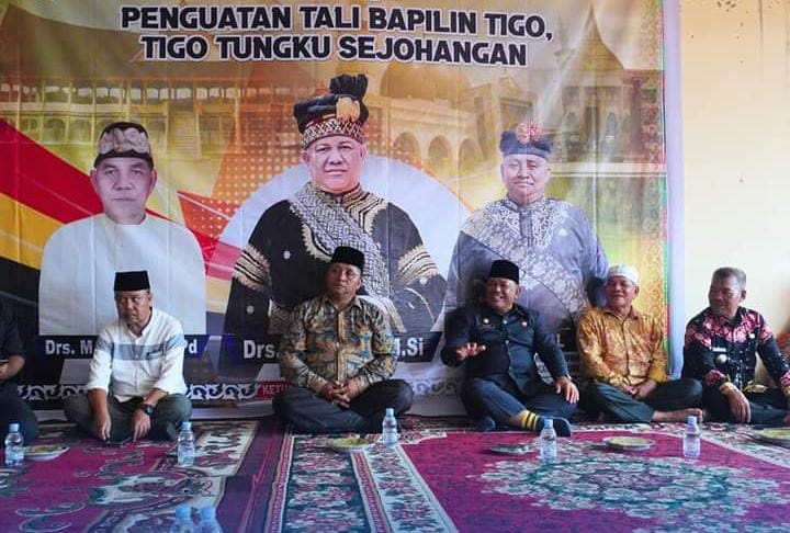 Pj Sekda Kampar Serahkan Penghargaan kepada Bapak Asuh Stunting Kampar Kiri