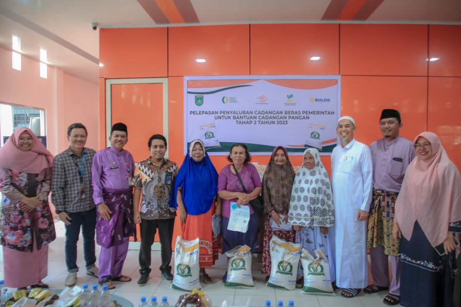 Pemko Dumai, BULOG dan Pos Indonesia Salurkan Cadangan Beras Pemerintah