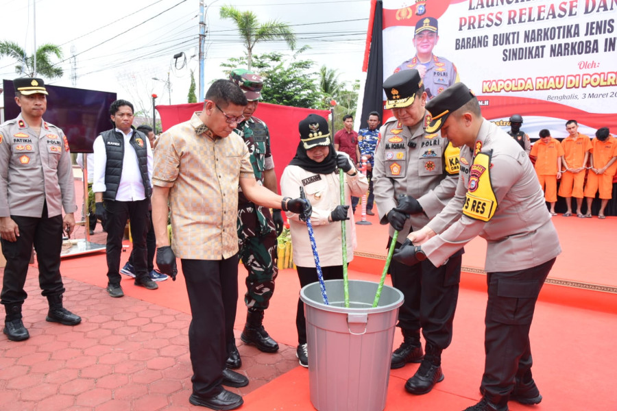 Bupati Kasmarni dan Kapolda Riau Ikut Musnahkan Barang Bukti Narkoba 15,6 Kilogram