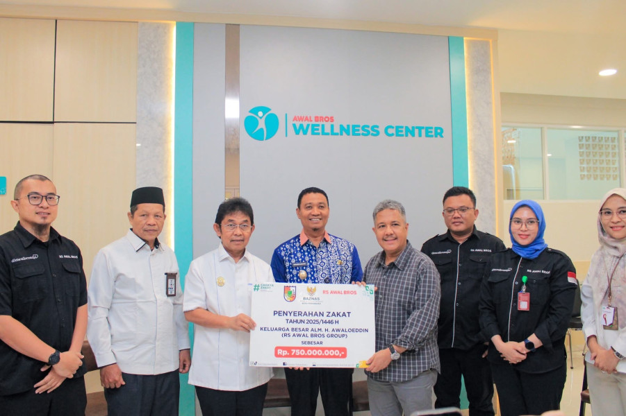 Disaksikan Wawako Pekanbaru, Baznas Terima Zakat Rp750 Juta dari Keluarga Pendiri RS Awal Bros
