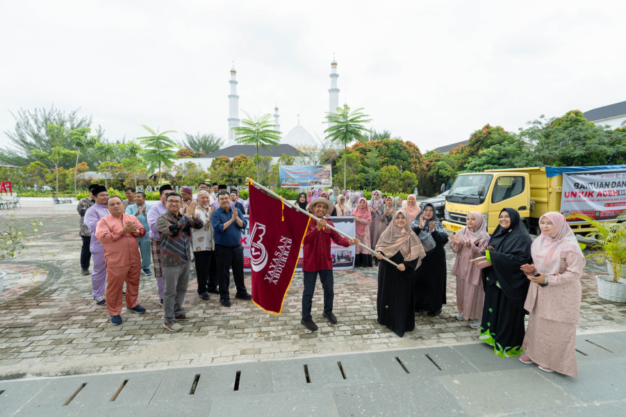 Yayasan Abdurrab Salurkan Bantuan 1 Ton Rendang dan 3 Ton Logistik untuk Aceh