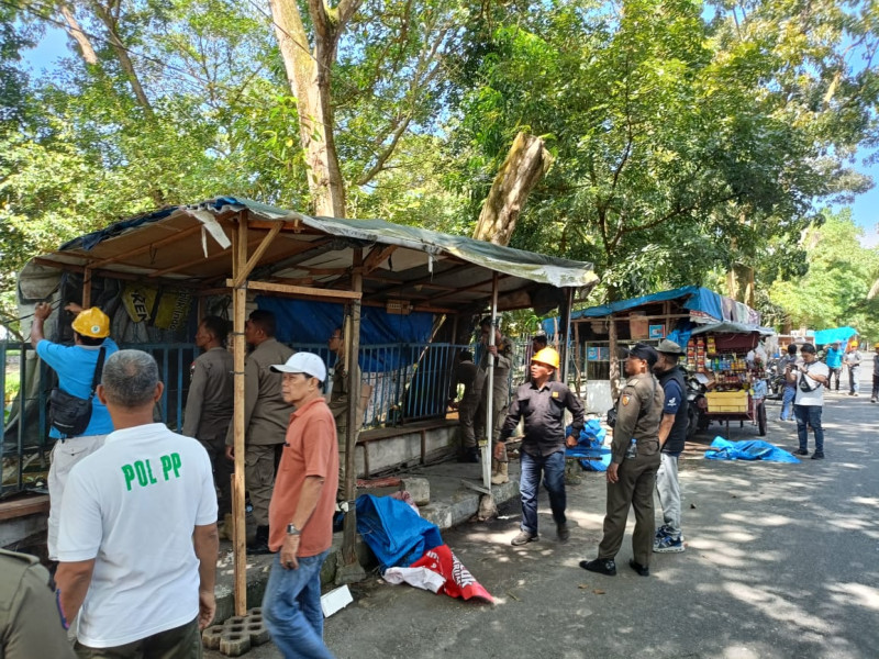 Satpol PP Pekanbaru Bongkar Puluhan Lapak Liar PKL di Kawasan Taman Kota