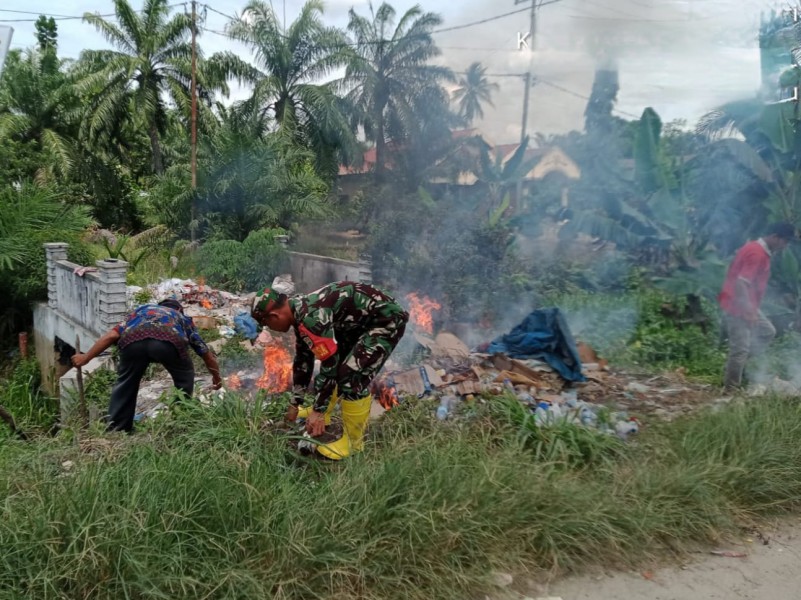 Pererat silaturahmi, Babinsa 0321-05/ RM Bersama Warga Laksanakan Gotong Royong Bersihkan Sampah di Jalan Annas Maamun