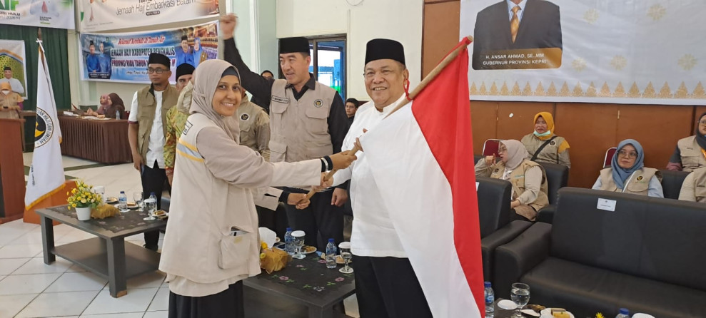 Plt. Gubernur Riau Apresiasi Pelayanan Haji 1447 H Saat Sambut Jemaah Kloter BTH 10 di Batam