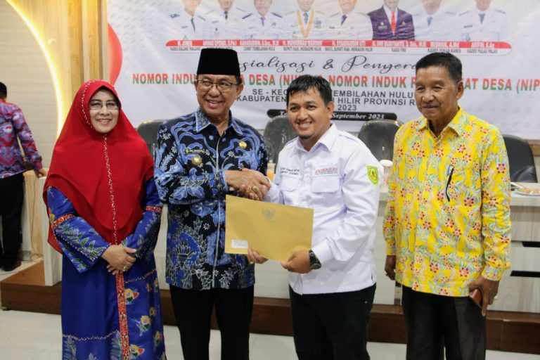 Bupati Serahkan NIKD dan NIPD Kades dan Perangkat Desa se-Kecamatan Tembilahan Hulu