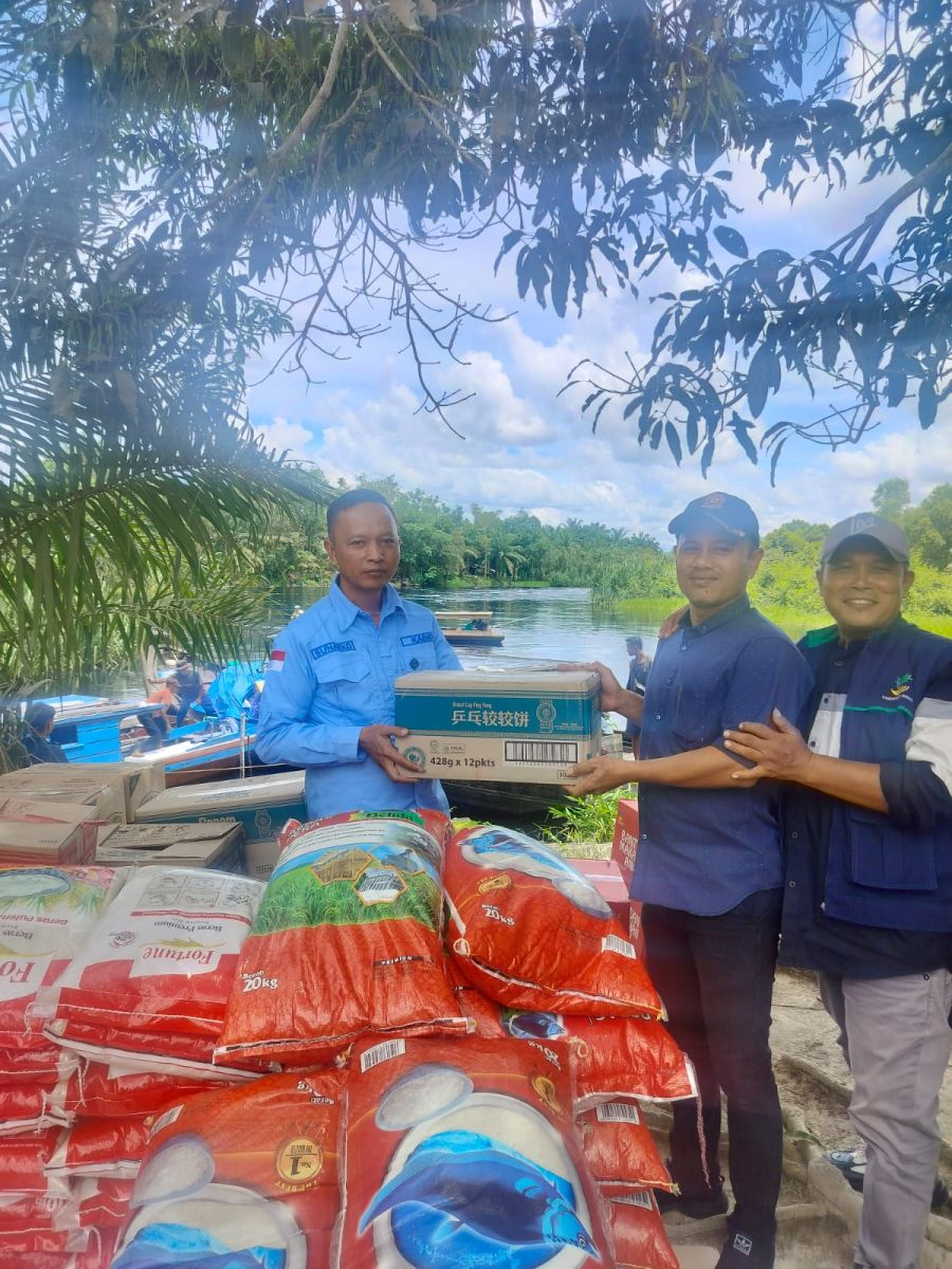 Pemkab Bengkalis Kembali Serahkan Bantuan Sembako untuk Korban Banjir di Siak Kecil