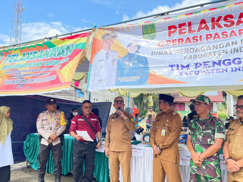 Pj Bupati Herman Tinjau Pelaksanaan Operasi Pasar Murah di Kecamatan Sungai Batang