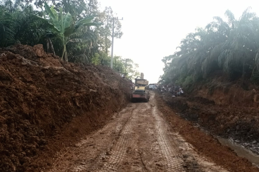 Jalan di Batang Cenaku Rusak Berlumpur, Pemprov Riau Turunkan 4 Alat Berat