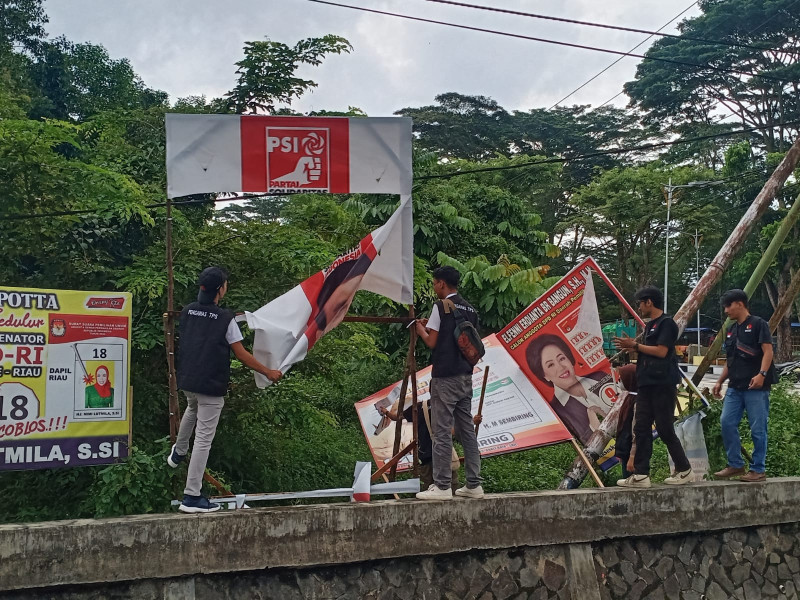 Puluhan Baliho Kampanye Pagi Ini Mulai Ditertibkan