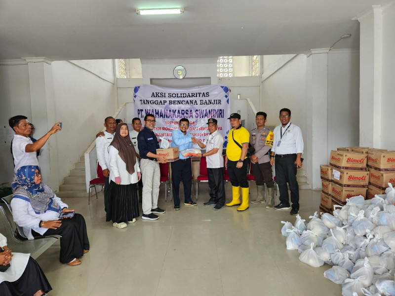 PT Wahanakarsa Swandiri Bagikan Dua Ribu Paket Sembako Bagi Korban Banjir