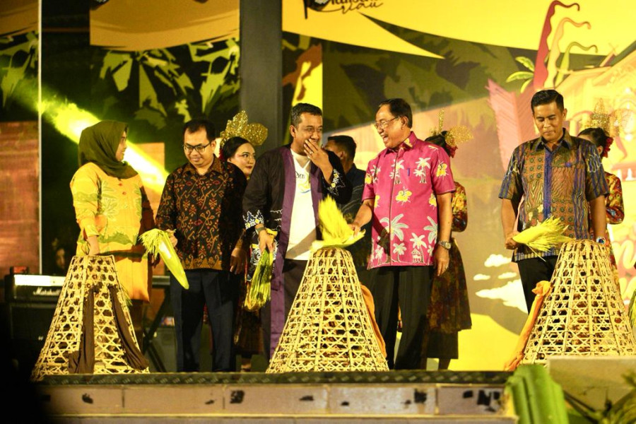 Bupati Wardan Buka Festival Ekonomi Kreatif di Lapangan Gajah Mada, Tembilahan