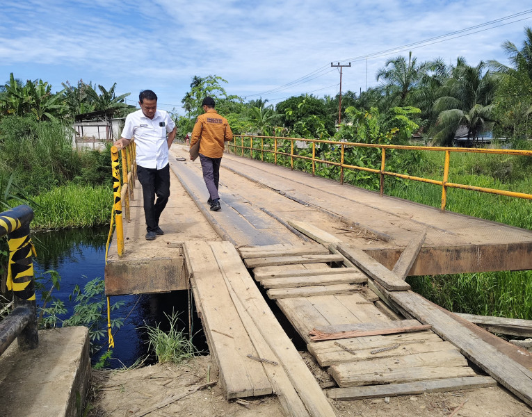 Pemkab Rohil Lakukan Penanganan Darurat Runtuhnya Abutment Jembatan Jalan Penghulu Annas Makmun