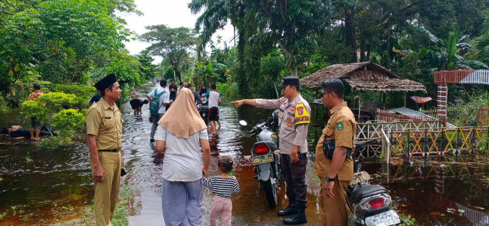 Kapolda Riau Instruksi Jajaran Bantu Ratusan KK Terdampak Banjir di Bengkalis