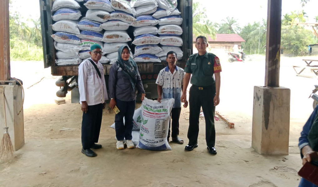 Babinsa 0321-05/RM Kawal Penyaluran Pupuk untuk Petani Jumrah Rimba Melintang