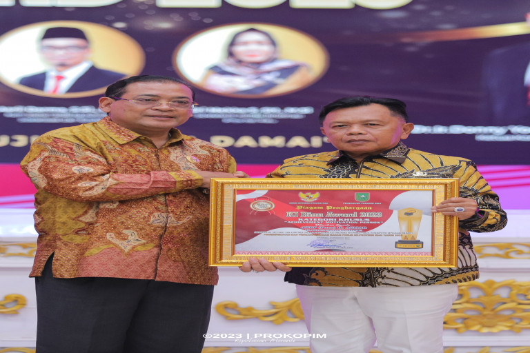 Plt Bupati Asmar Terima Penghargaan Khusus KI Riau Award 2023