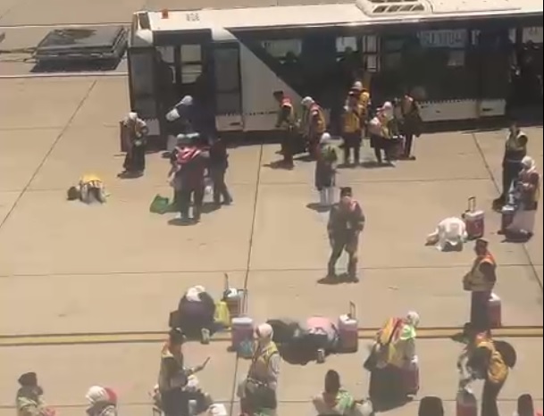 Tiba di Bandara AMAA, Jemaah Riau Lakukan Sujud Syukur